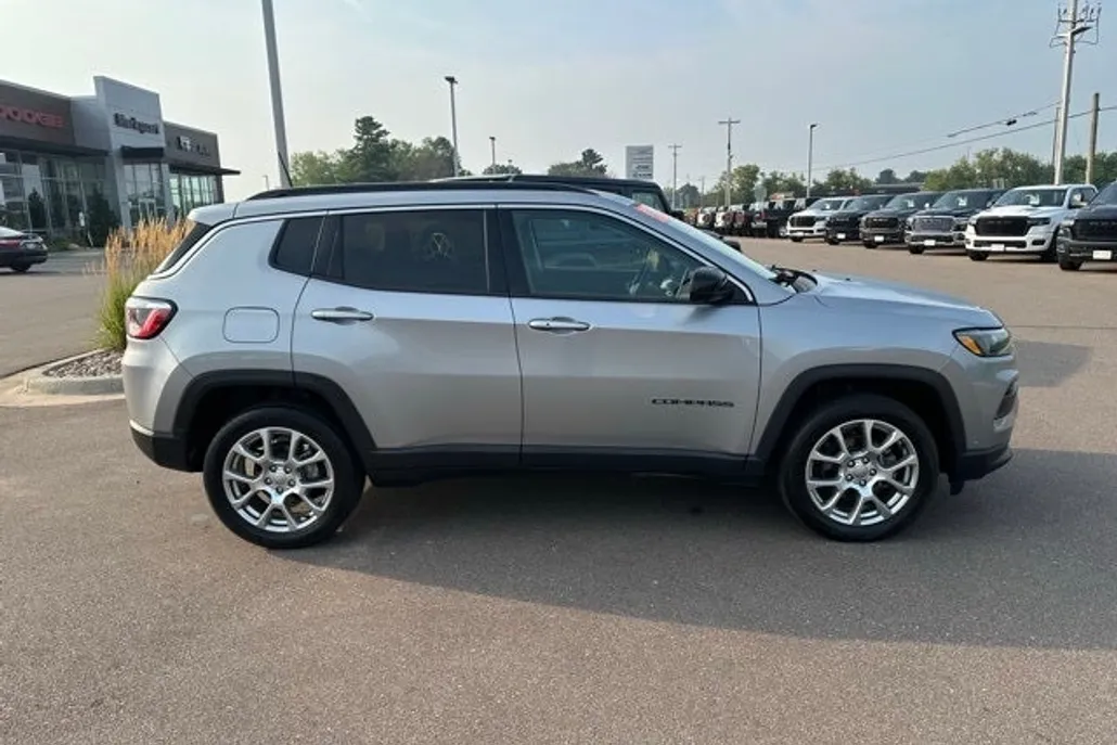 2022 Jeep Compass Latitude Lux photo 1