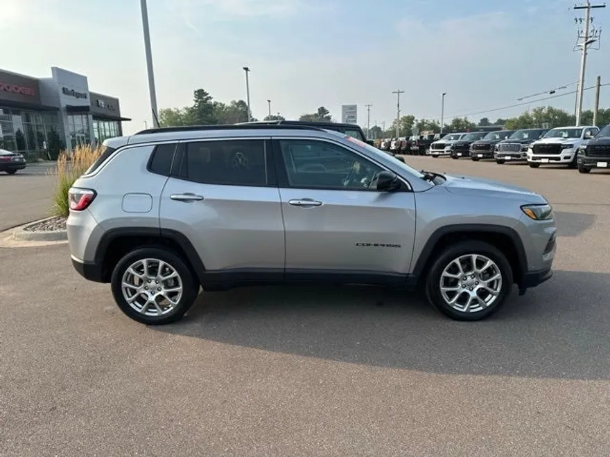2022 Jeep Compass Latitude Lux photo 1