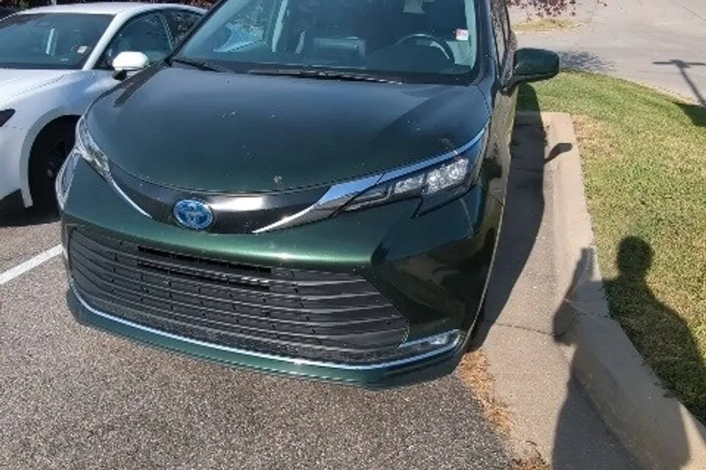 2024 Toyota Sienna XLE photo 1