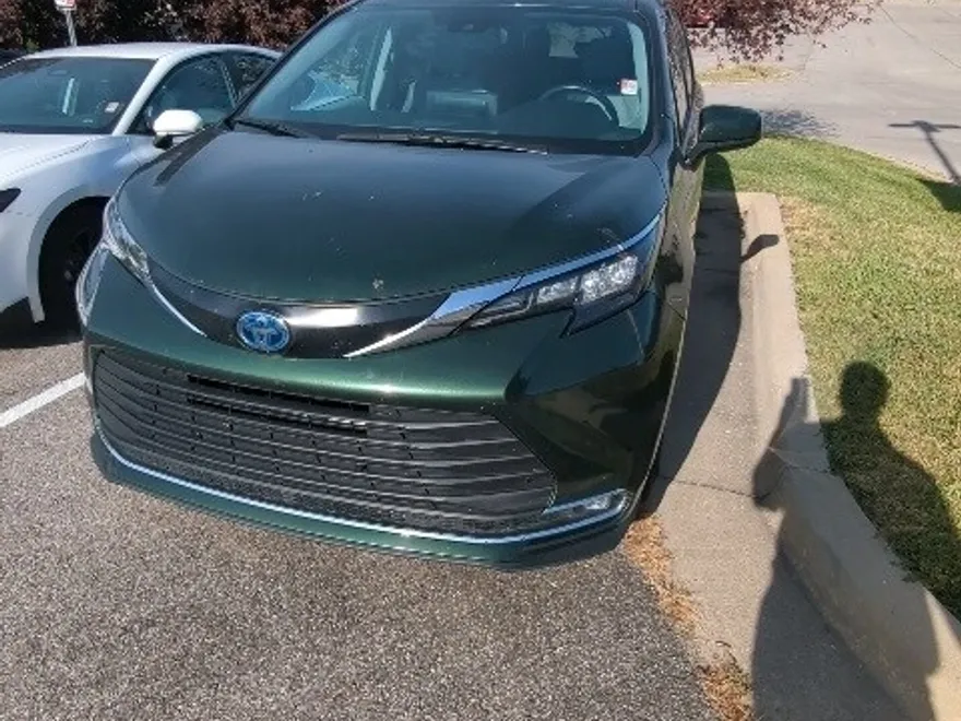 2024 Toyota Sienna XLE photo 1