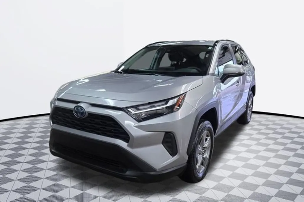2024 Toyota RAV4 Hybrid XLE photo 1