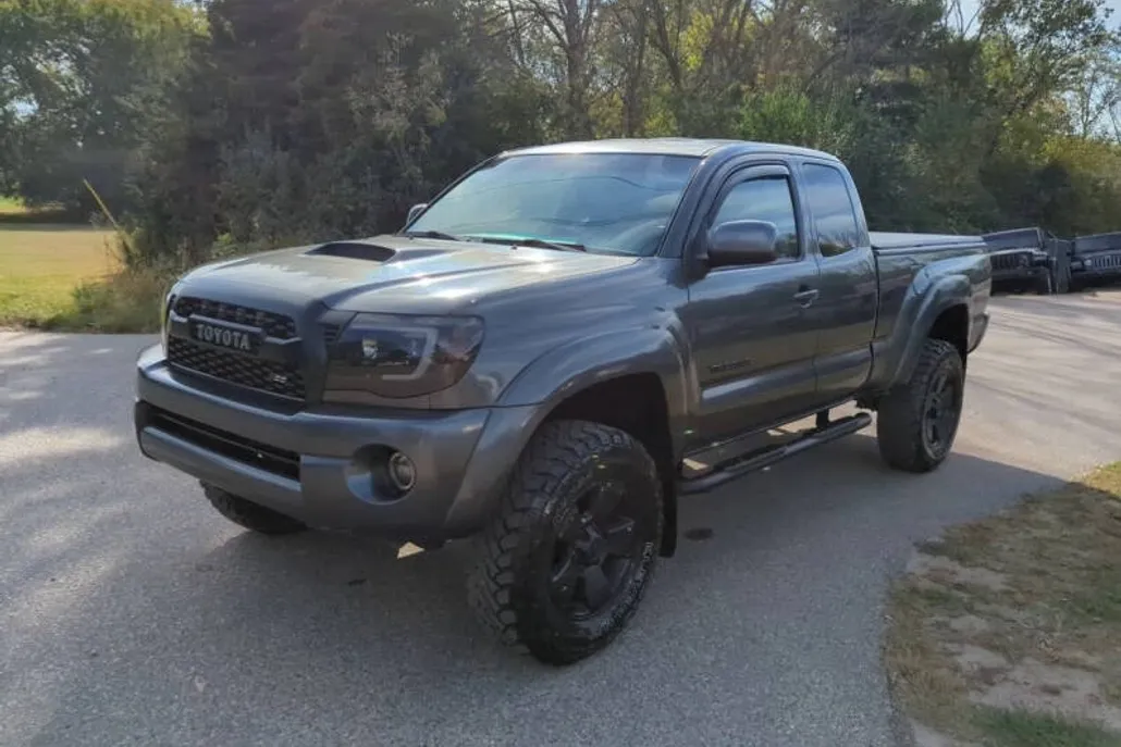 2010 Toyota Tacoma V6 photo 1