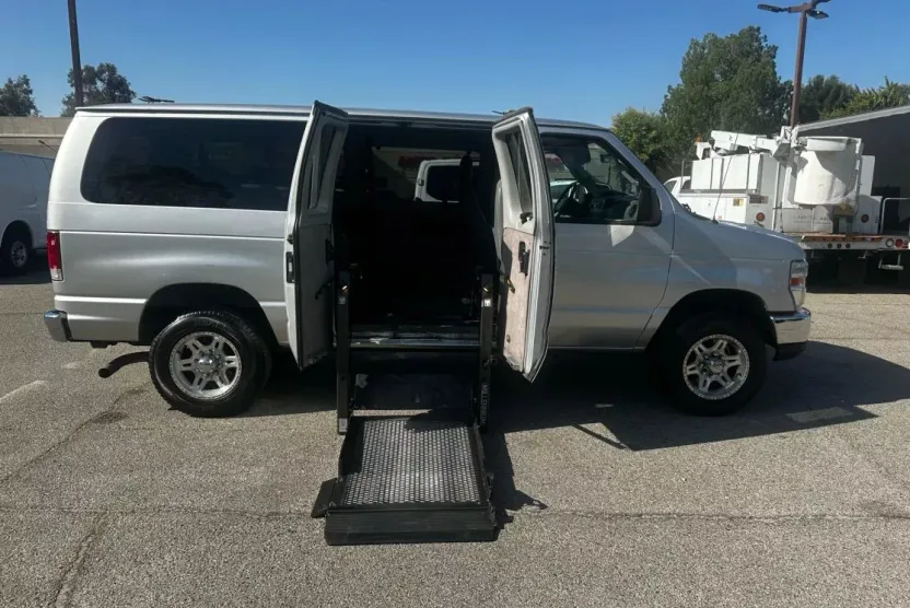 2011 Ford E-350 photo 1