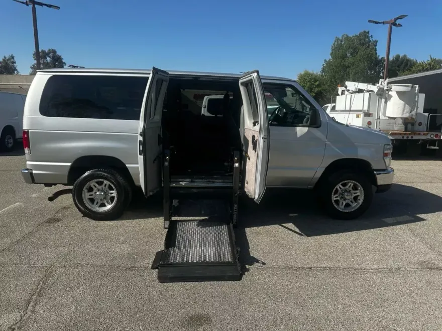 2011 Ford E-350 photo 1