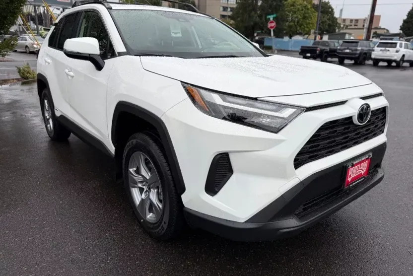 2025 Toyota RAV4 Hybrid XLE photo 1