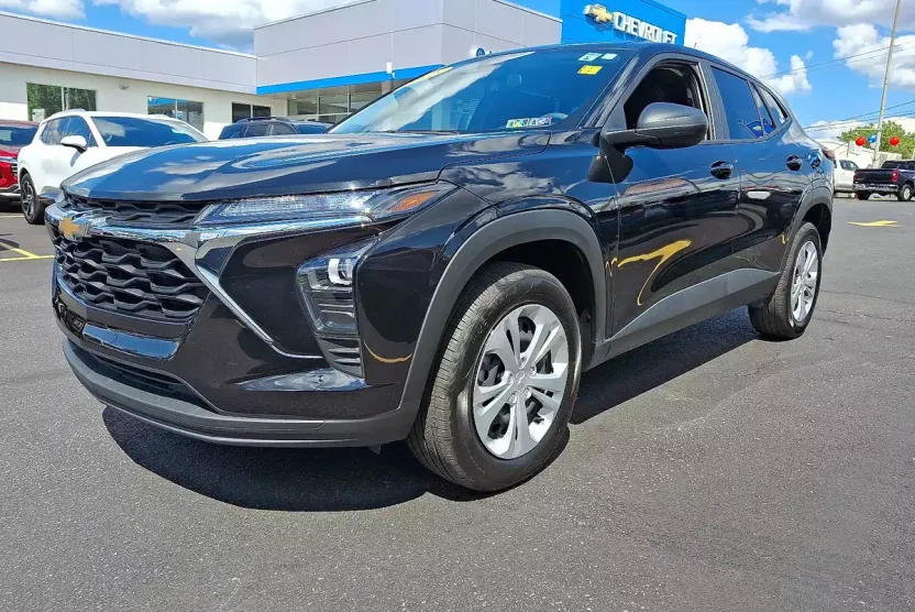 2025 Chevrolet Trax LS photo 1