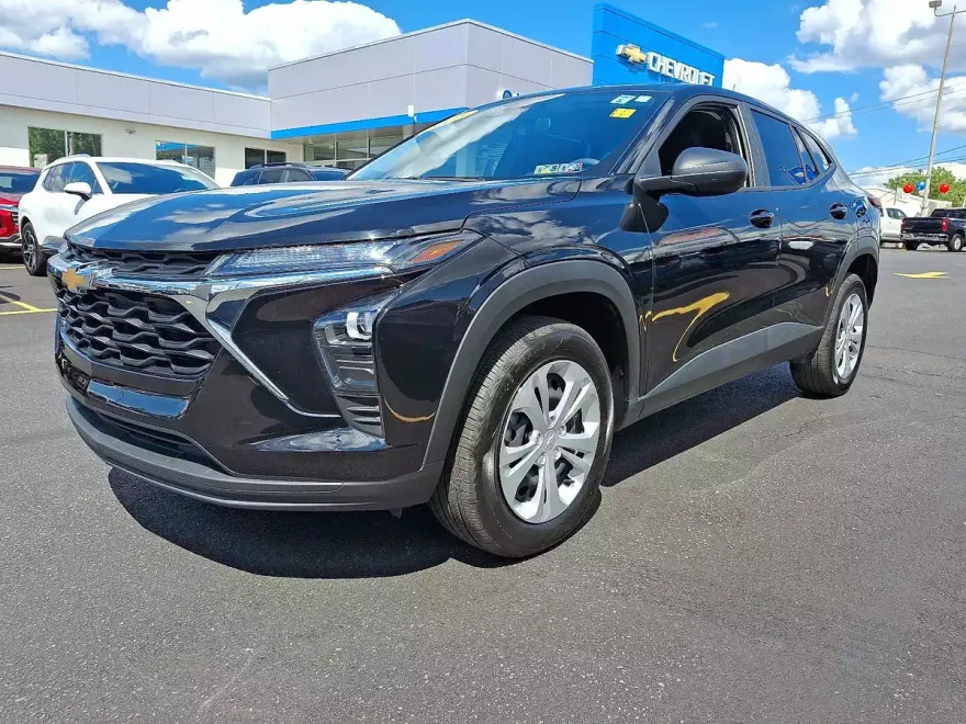 2025 Chevrolet Trax LS photo 1