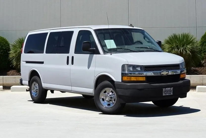 2020 Chevrolet Express 3500 LT Passenger Van photo 1