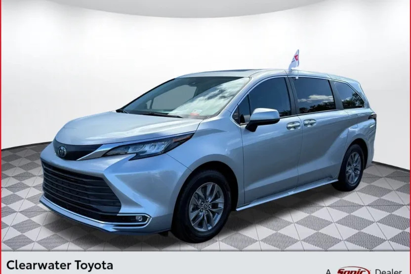 2023 Toyota Sienna XLE photo 1