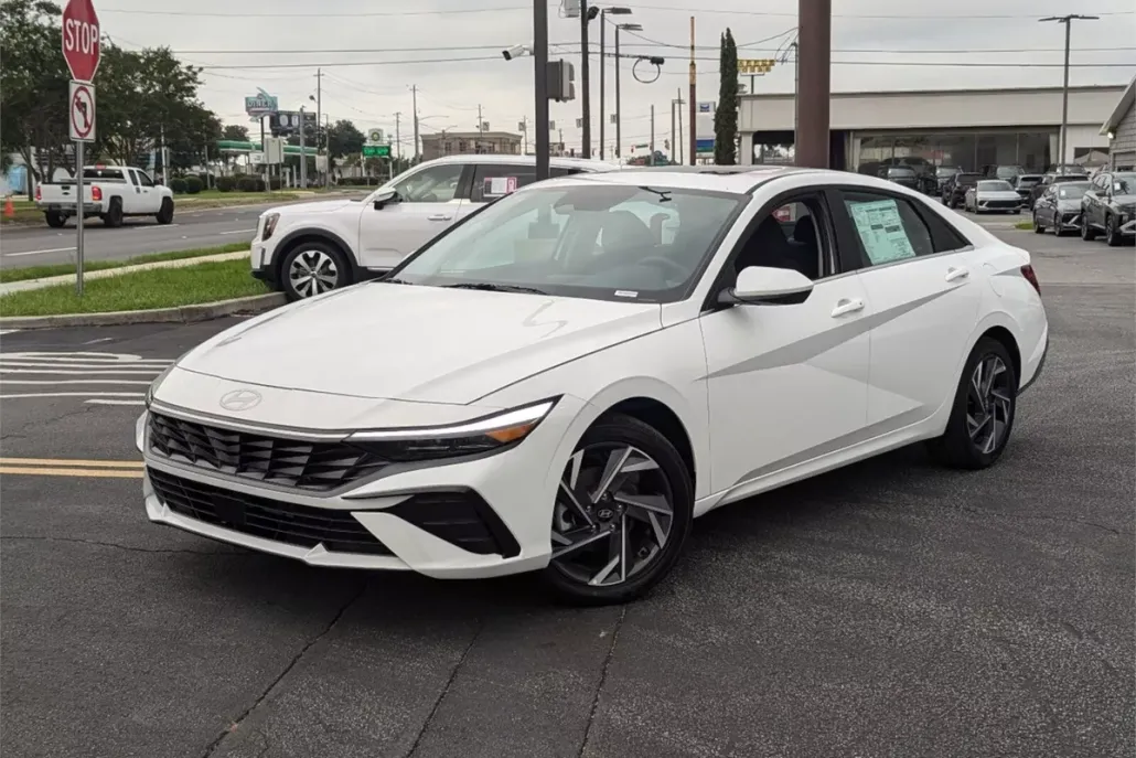 2024 Hyundai Elantra SEL photo 1