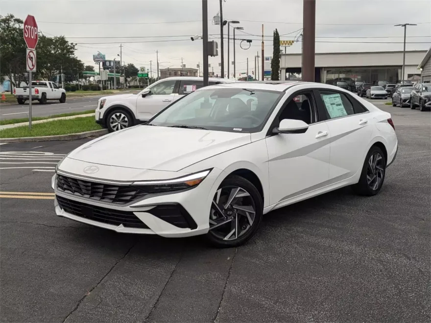 2024 Hyundai Elantra SEL photo 1
