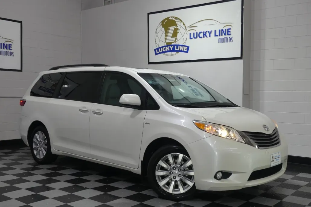 2017 Toyota Sienna XLE photo 1