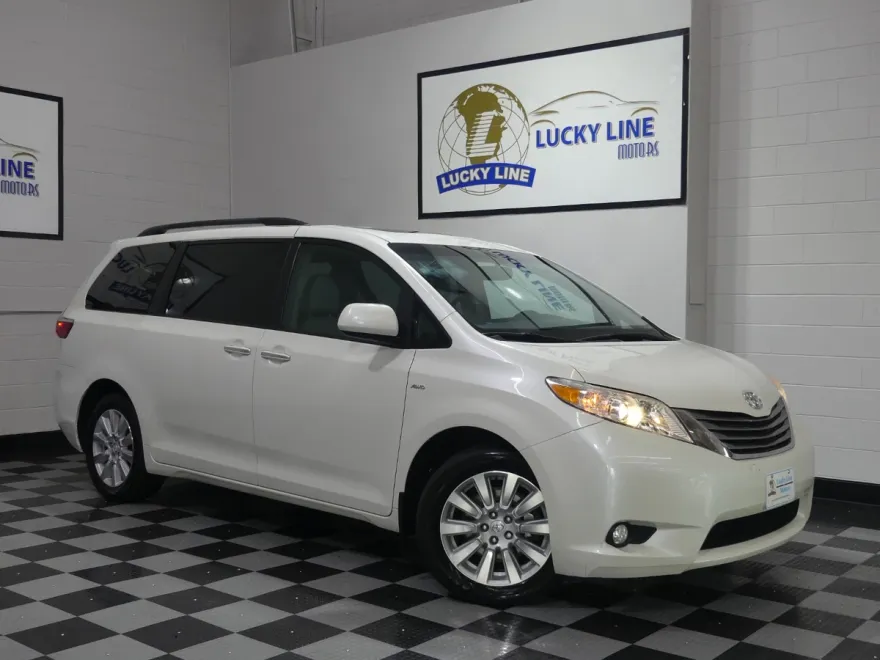 2017 Toyota Sienna XLE photo 1