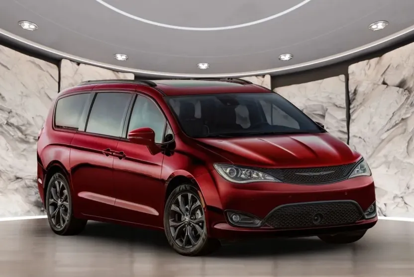 2020 Chrysler Voyager L photo 1