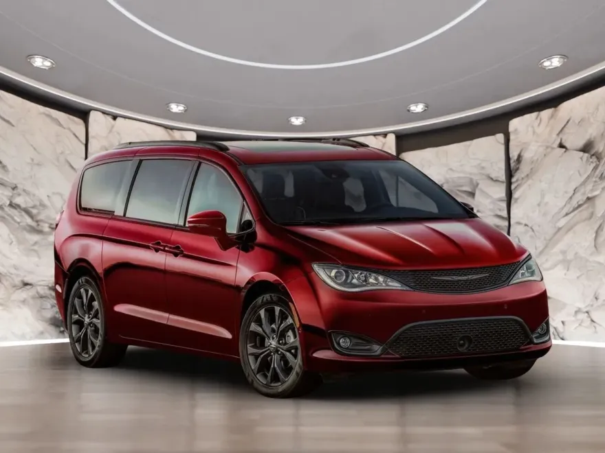 2020 Chrysler Voyager L photo 1