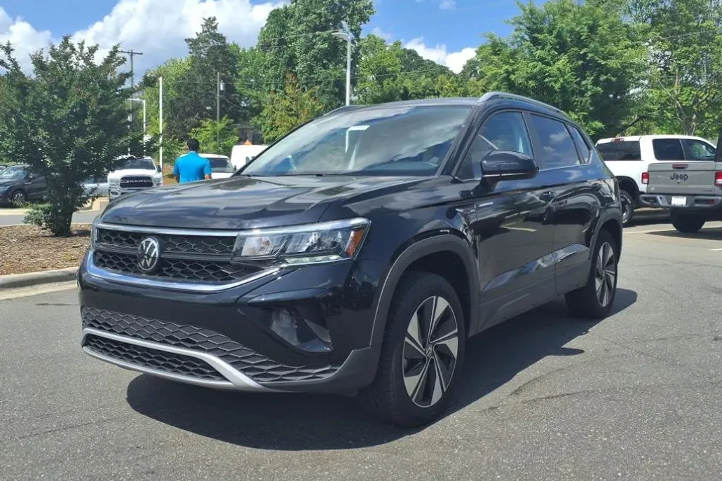 2024 Volkswagen Taos SE photo 1