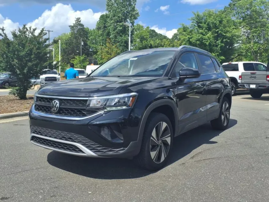2024 Volkswagen Taos SE photo 1