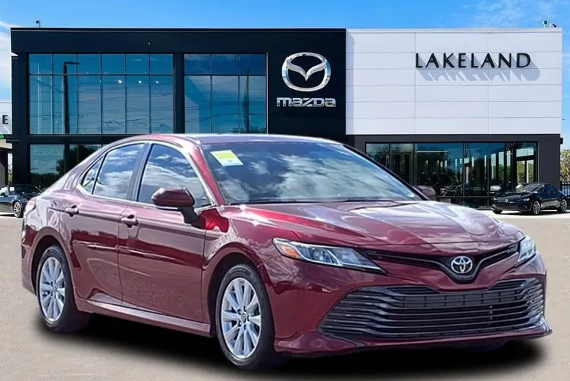 2018 Toyota Camry LE photo 1