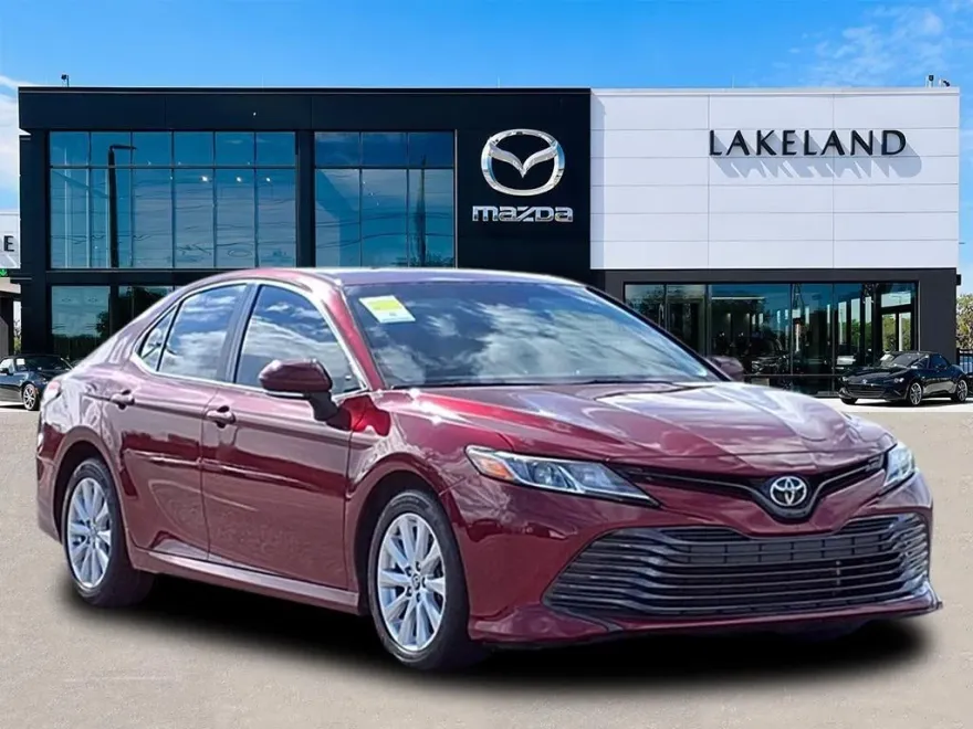 2018 Toyota Camry LE photo 1