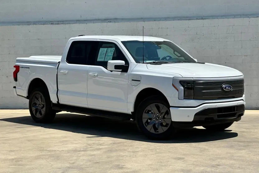 2023 Ford F-150 Lightning Lariat photo 1