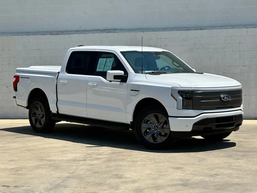2023 Ford F-150 Lightning Lariat photo 1