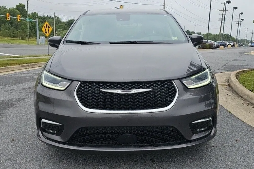 2023 Chrysler Pacifica Touring L photo 1