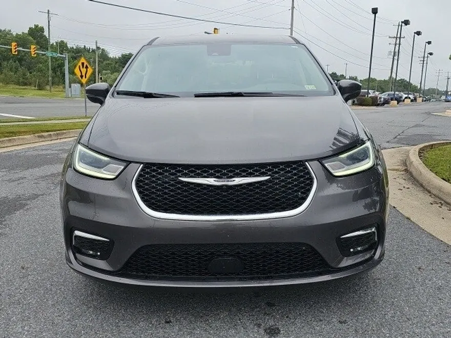 2023 Chrysler Pacifica Touring L photo 1