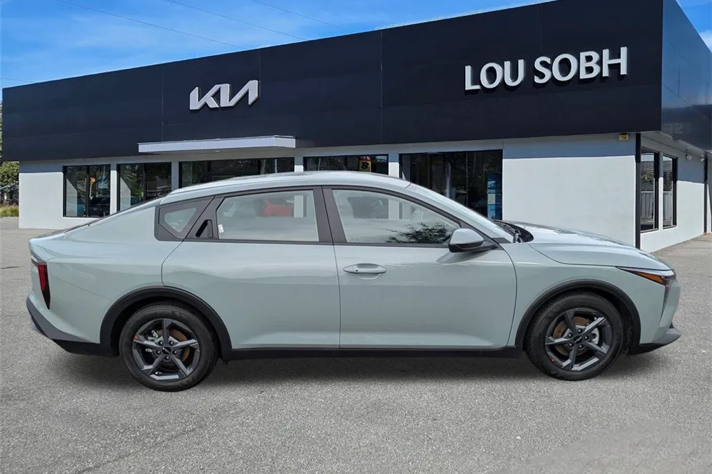 2025 Kia K4 LXS photo 1
