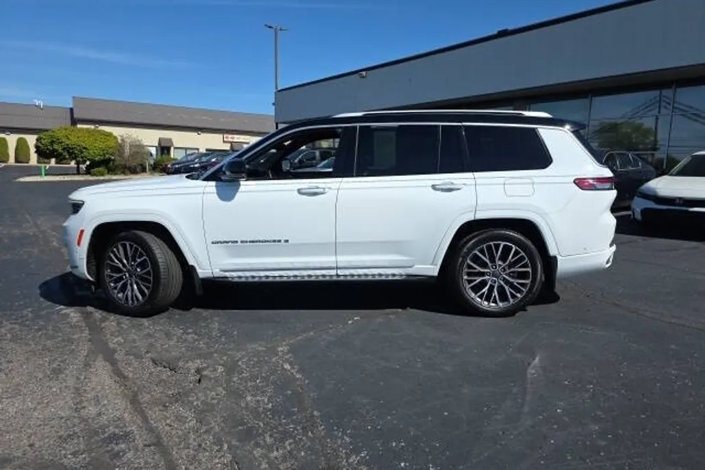 2022 Jeep Grand Cherokee L Summit photo 1