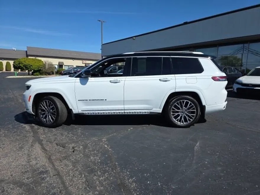 2022 Jeep Grand Cherokee L Summit photo 1
