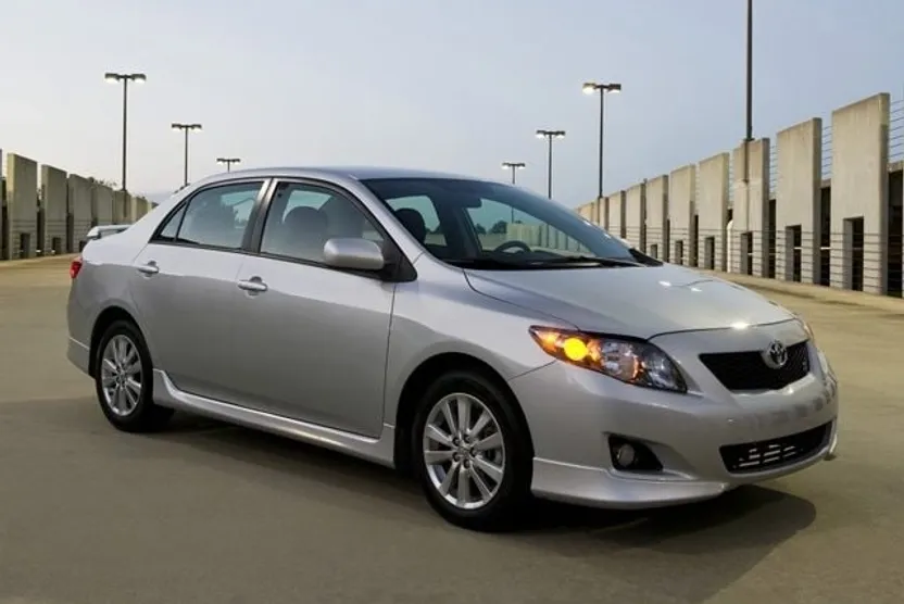 2010 Toyota Corolla LE photo 1