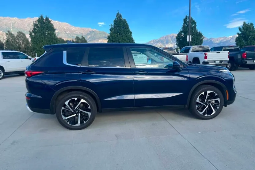2022 Mitsubishi Outlander SE photo 1
