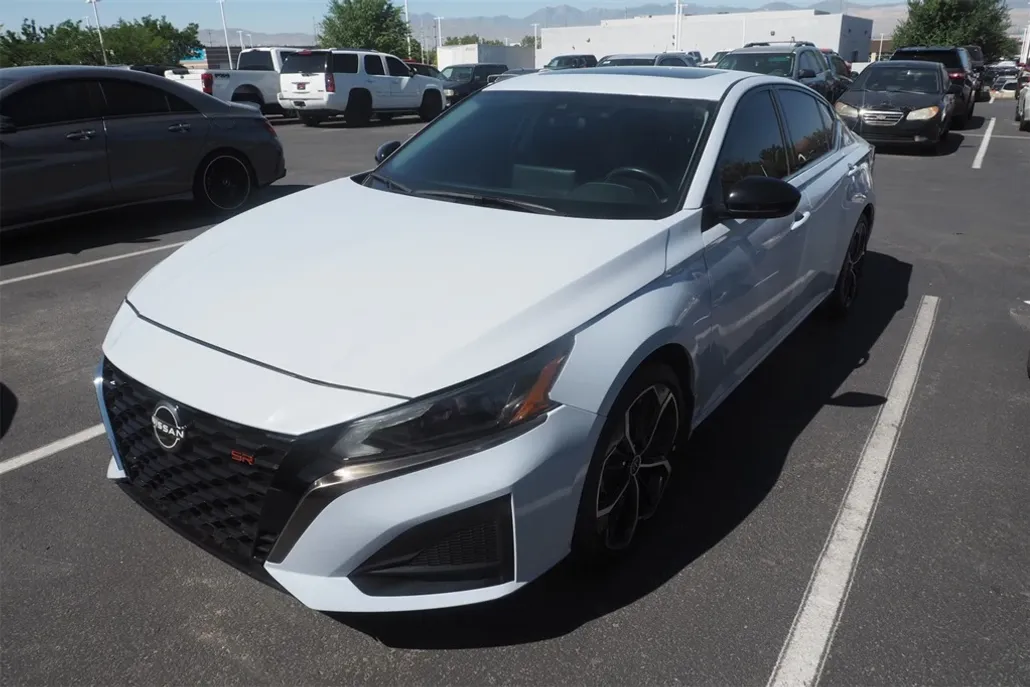 2023 Nissan Altima 2.5 SR photo 1