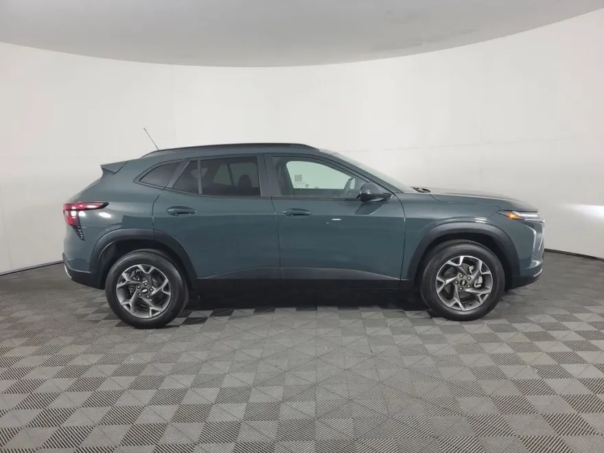 2025 Chevrolet Trax LT photo 1