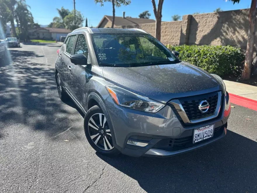 2019 Nissan Kicks SR photo 1