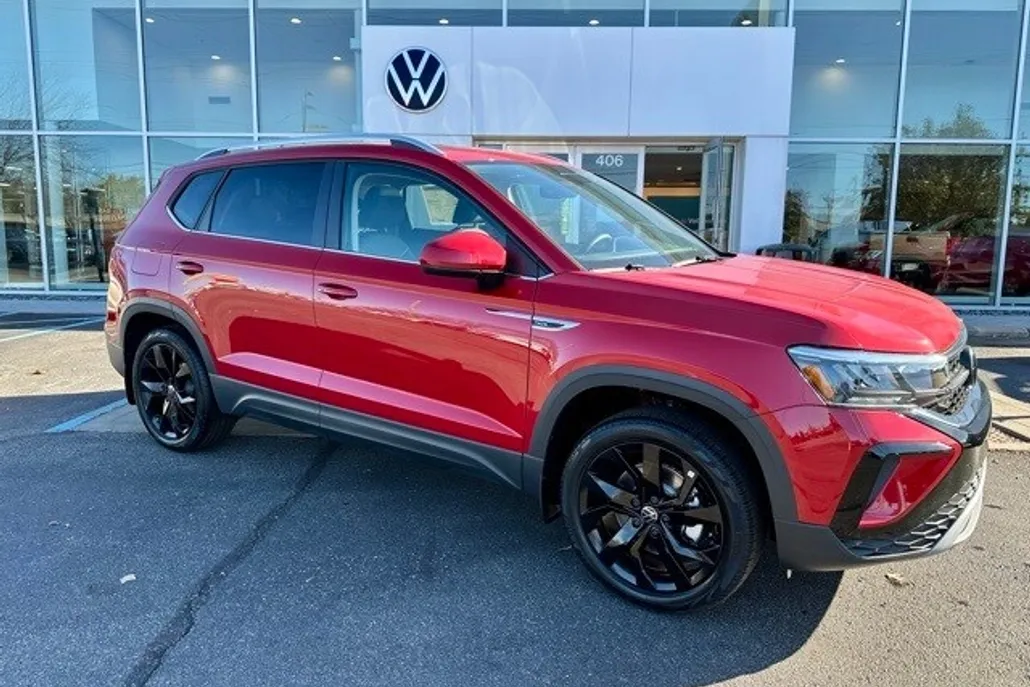 2024 Volkswagen Taos SE photo 1