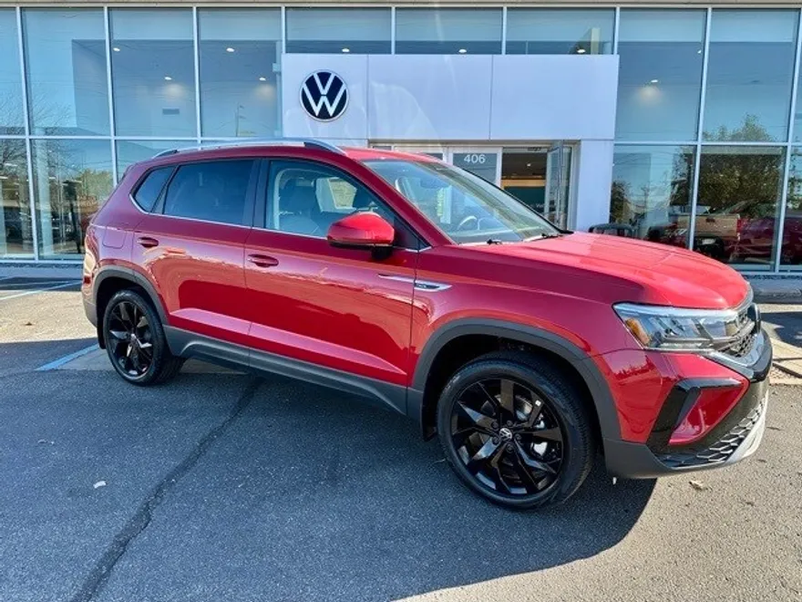 2024 Volkswagen Taos SE photo 1