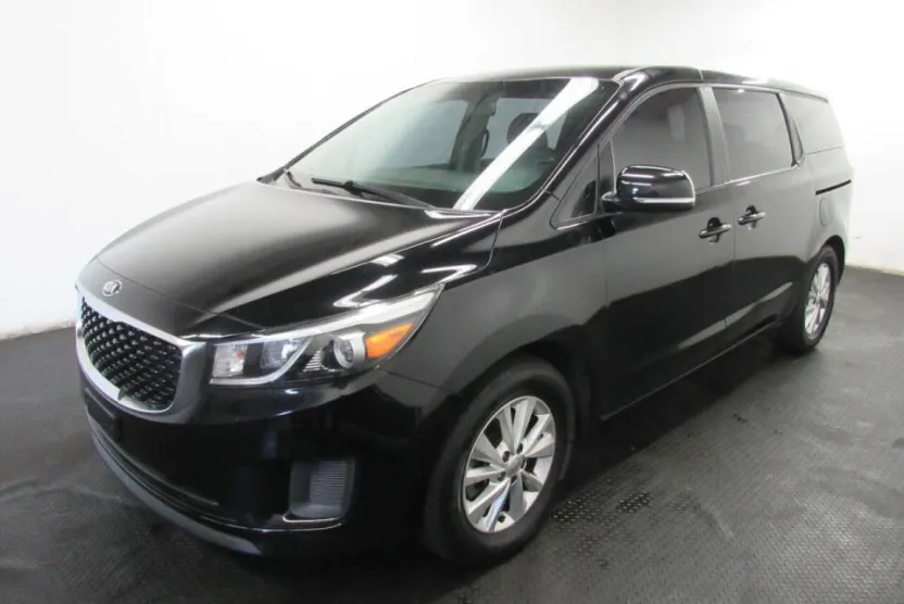 2016 Kia Sedona L photo 1
