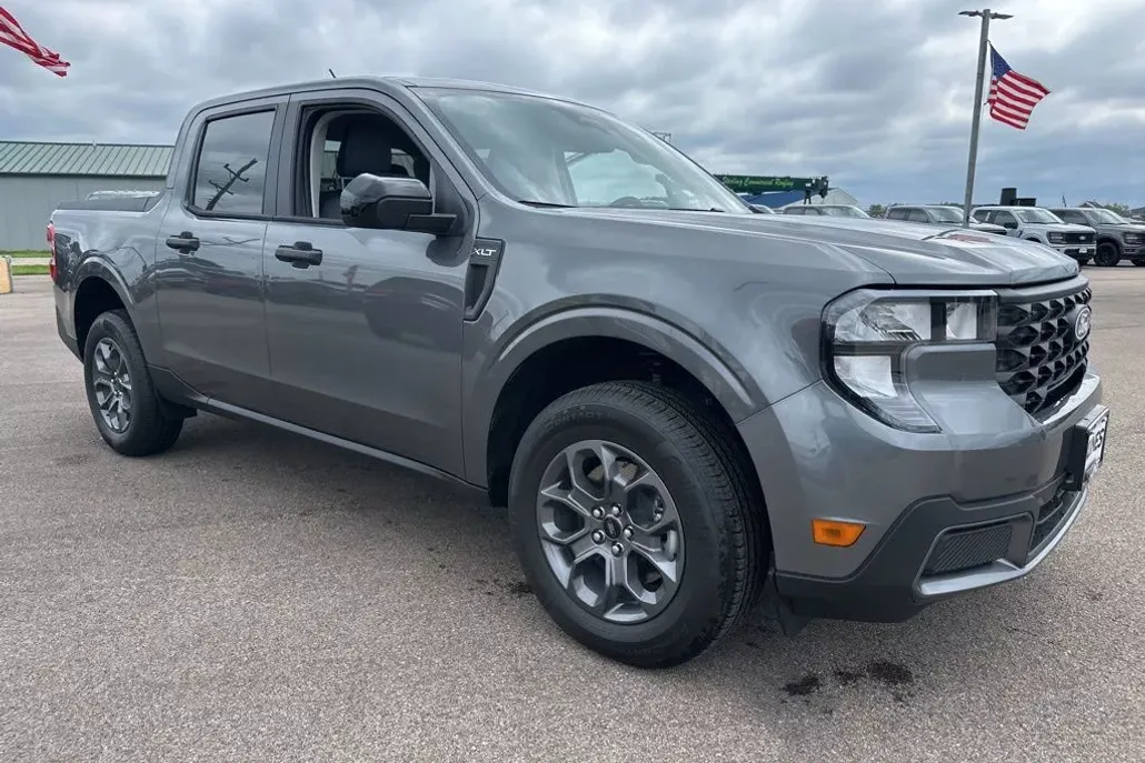 2025 Ford Maverick XLT photo 1