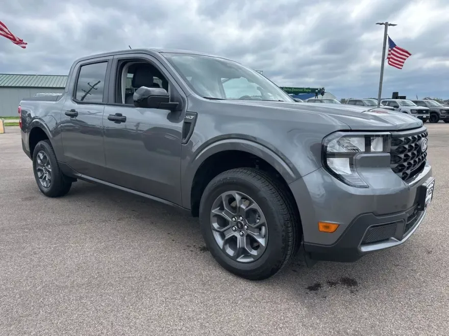 2025 Ford Maverick XLT photo 1
