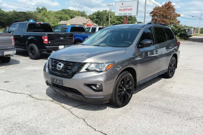 2018 Nissan Pathfinder SL photo 1
