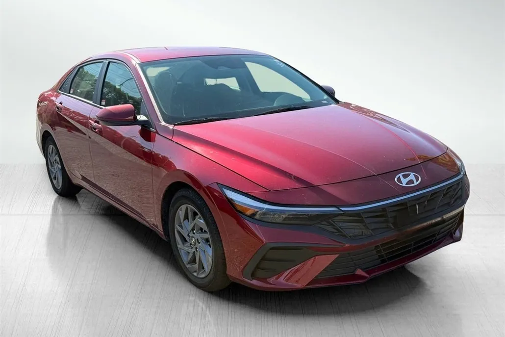 2024 Hyundai Elantra SEL photo 1