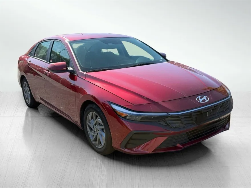 2024 Hyundai Elantra SEL photo 1