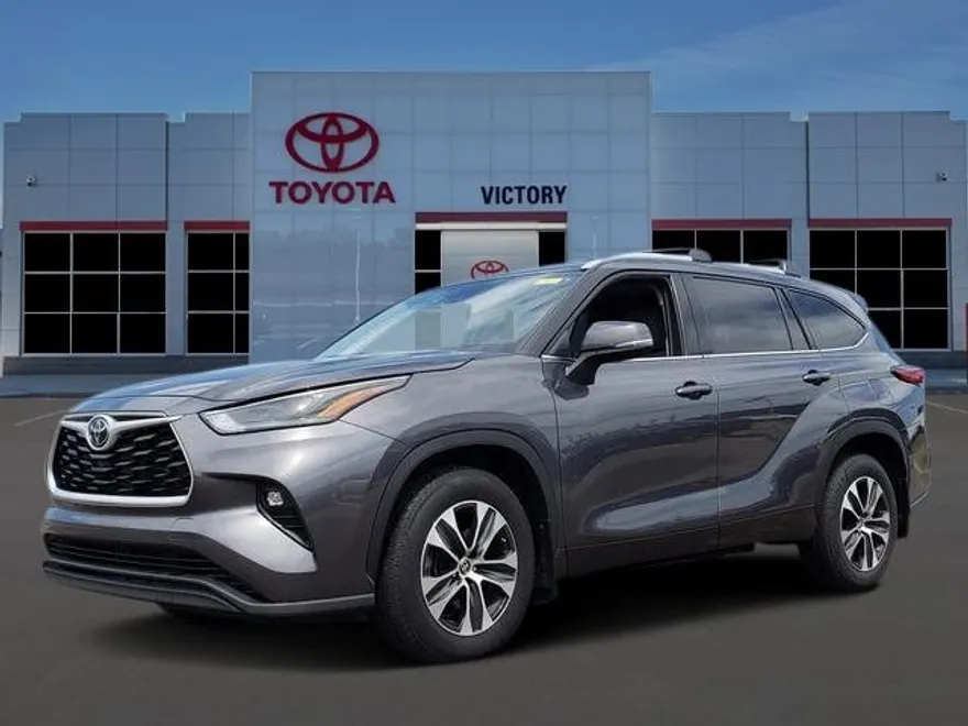 2022 Toyota Highlander XLE photo 1