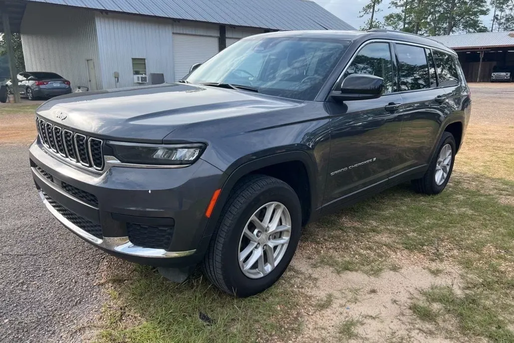 2023 Jeep Grand Cherokee Laredo photo 1
