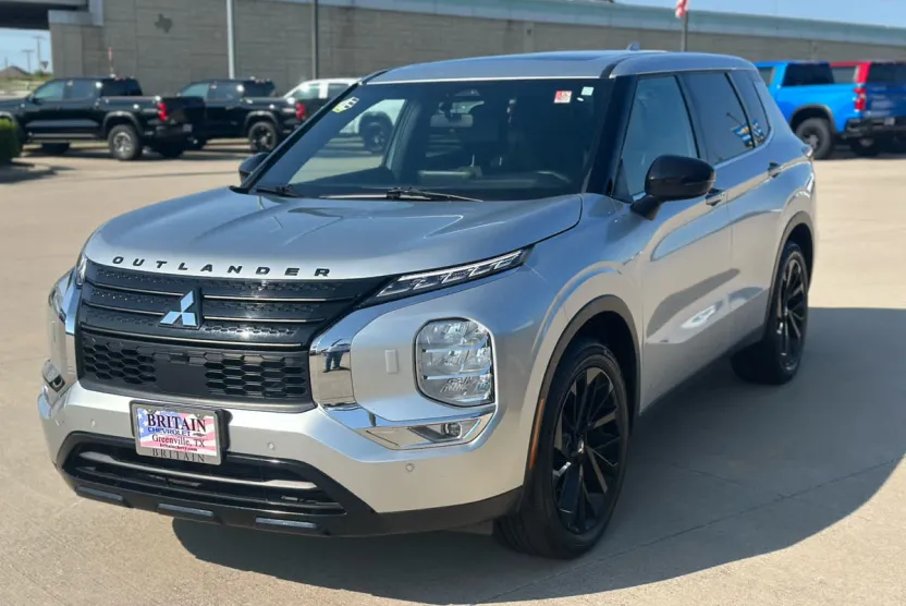 2022 Mitsubishi Outlander Black Edition photo 1