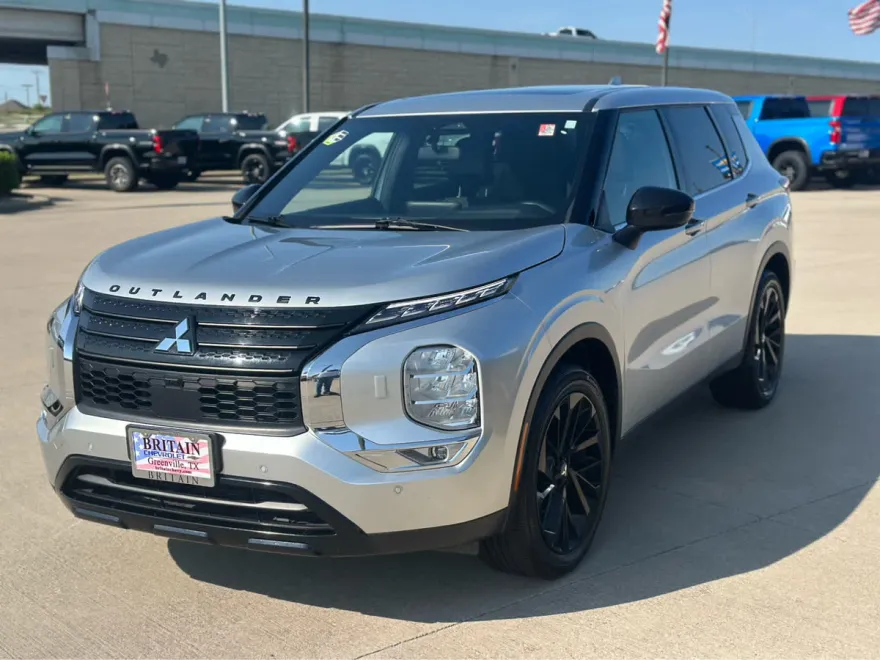 2022 Mitsubishi Outlander Black Edition photo 1
