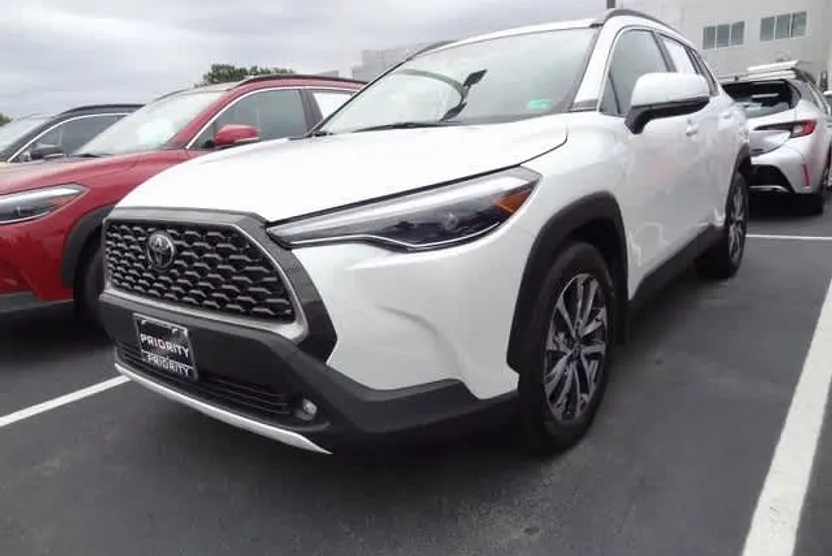 2024 Toyota Corolla Cross XLE photo 1