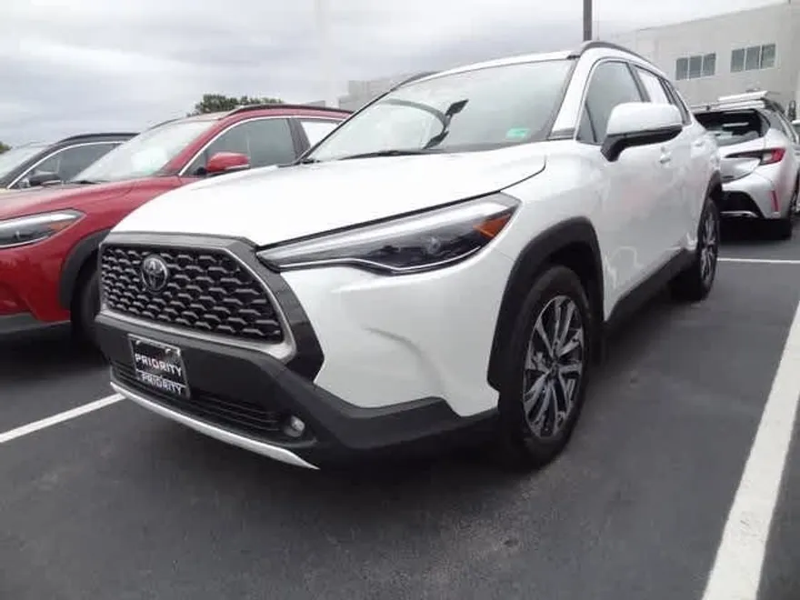 2024 Toyota Corolla Cross XLE photo 1