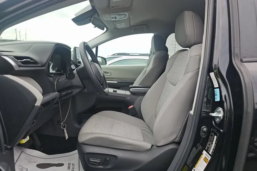 2024 Toyota Sienna LE photo 1